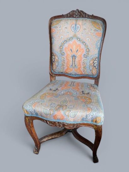 Paire de chaises en bois mouluré et sculpté...
