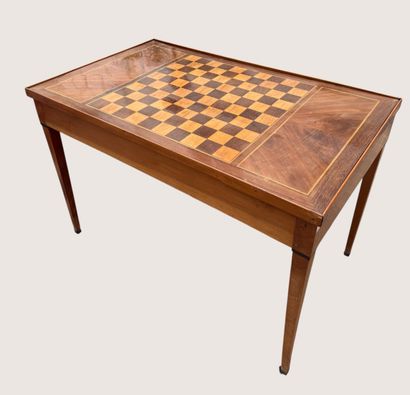 Table à jeu tric-trac en placage de noyer,...