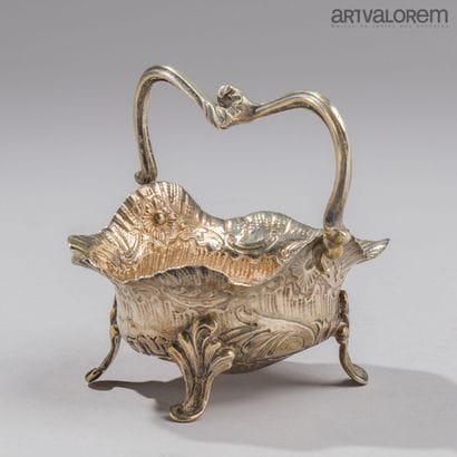 Basket-shaped salt shaker in 950°/°° silver,...