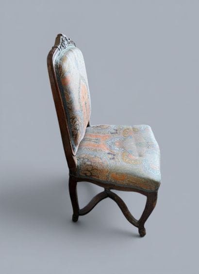 Paire de chaises en bois mouluré et sculpté...
