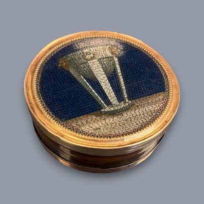 Boite ronde en écaille, montée en or 14K...