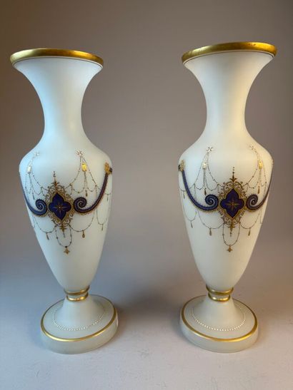 Paire de vases amphore en opaline blanche...