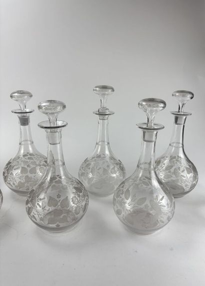 Suite de huit carafes en cristal à décor...