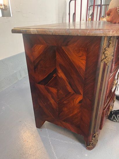 Commode Régence en placage de palissandre...
