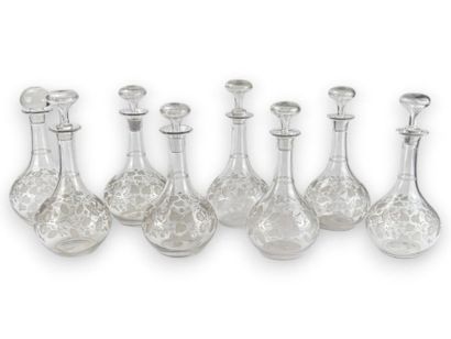 Suite de huit carafes en cristal à décor...