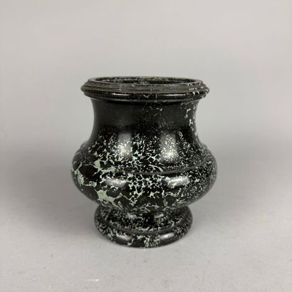 Urne balustre moulurée en porphyre vert,...