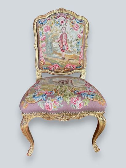 Chaise en bois doré mouluré et sculpté à...