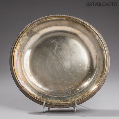 Plat rond en argent 950°/°°, à décor d'une...