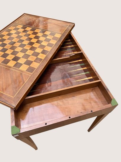 Table à jeu tric-trac en placage de noyer,...