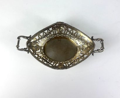 800° silver cup /°° on a pedestal, in an...