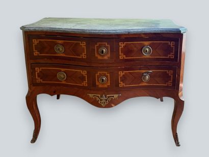 Commode galbée en placage marquetée de filets...