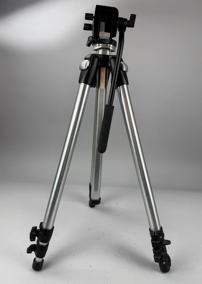 [PHOTOGRAPHY ACCESSORIES] 
Set of four assorted...