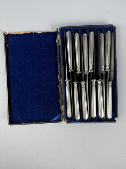 Twelve dessert knives, with 950°/°° silver...