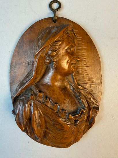 Portrait d'une femme de qualité de profil
Médaillon...