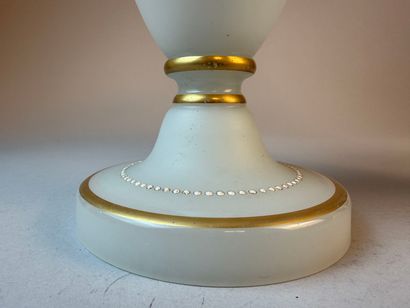 Paire de vases amphore en opaline blanche...