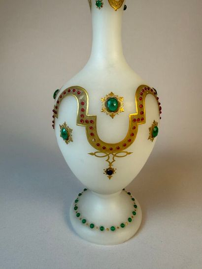 Vase tulipe sur piédouche à col découpé en...
