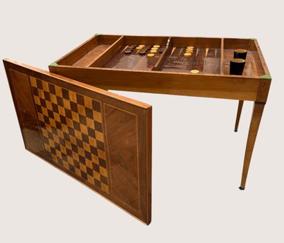 Table à jeu tric-trac en placage de noyer,...