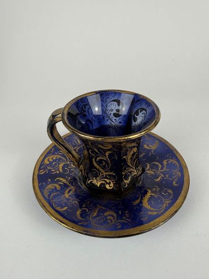 Tasse et sous tasse en verre teinté bleu...