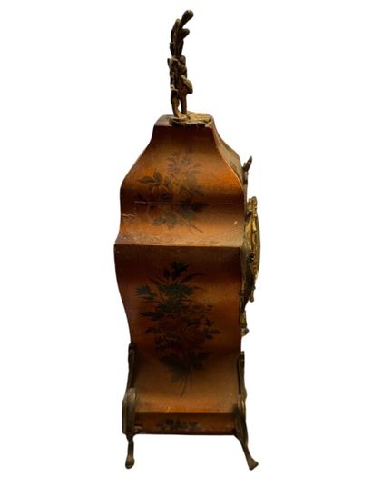 Petite pendule en vernis martin à décor de...