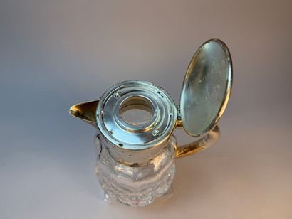 Une carafe en verre taillé à décor de godrons...