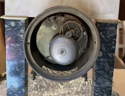 Pendule portique en marbre blanc, vert et...
