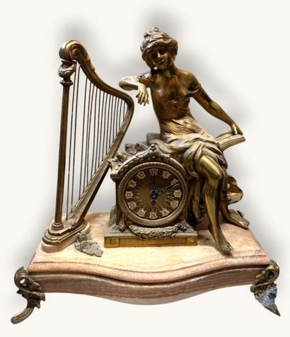 Pendule en bronze doré à décor d'une allégorie...