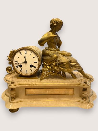 Pendule en bronze doré représentant une femme...