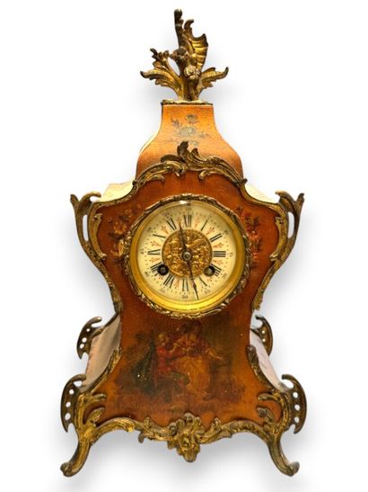 Petite pendule en vernis martin à décor de...