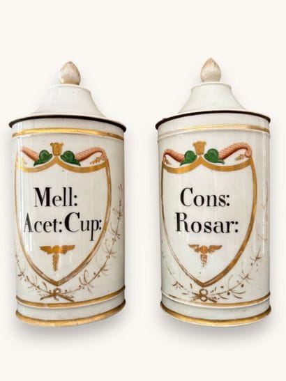Deux pots à pharmacie en porcelaine à décor...