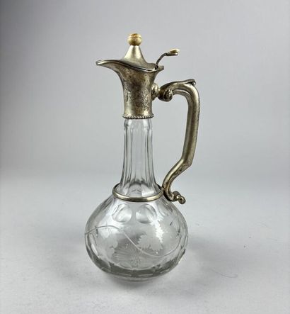 Carafe en verre taillé à décor gravé à l'acide...