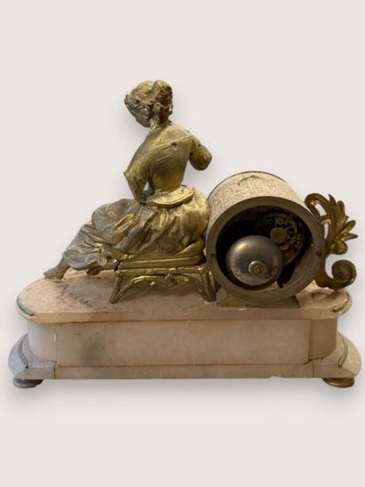 Pendule en bronze doré représentant une femme...