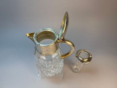Une carafe en verre taillé à décor de godrons...