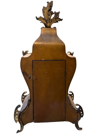 Petite pendule en vernis martin à décor de...