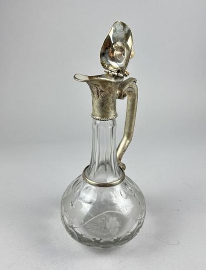 Carafe en verre taillé à décor gravé à l'acide...