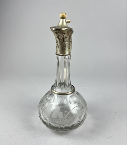 Carafe en verre taillé à décor gravé à l'acide...