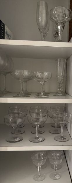 VERRES A CHAMPAGNE
Ensemble disparate comprenant...