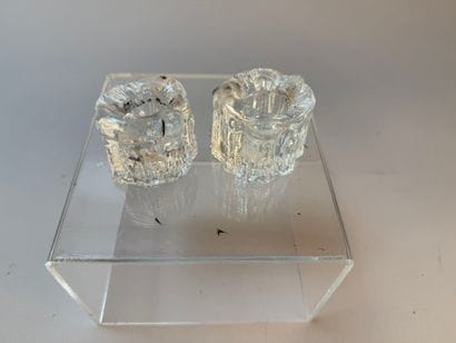Une carafe en verre taillé à décor de godrons...