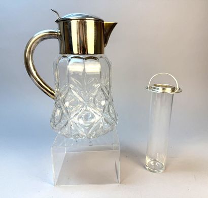 Une carafe en verre taillé à décor de godrons...
