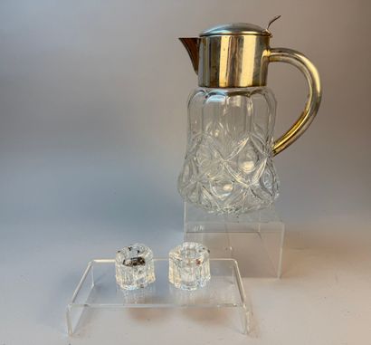 Une carafe en verre taillé à décor de godrons...