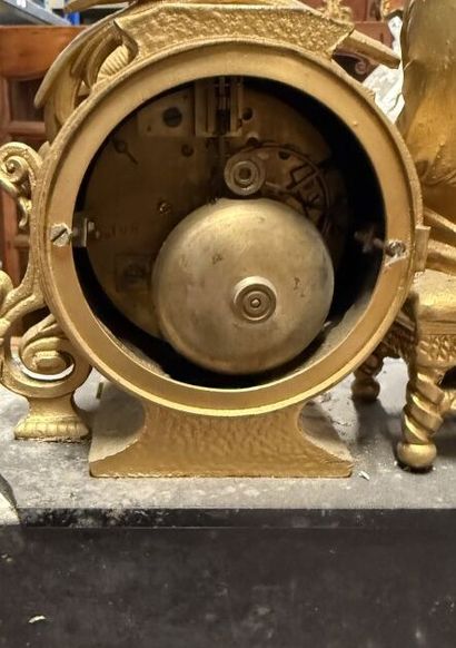 Pendule en métal doré à décor d'une femme...