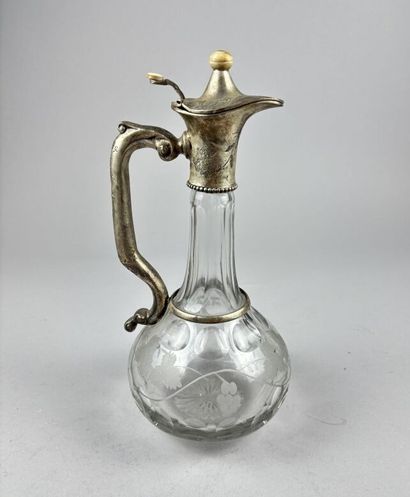 Carafe en verre taillé à décor gravé à l'acide...
