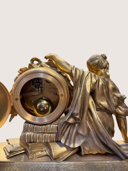 Pendule en bronze doré à décor d'une allégorie...