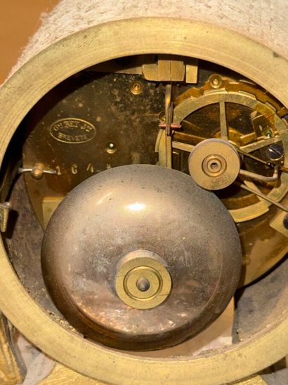 Pendule en bronze doré représentant une femme...