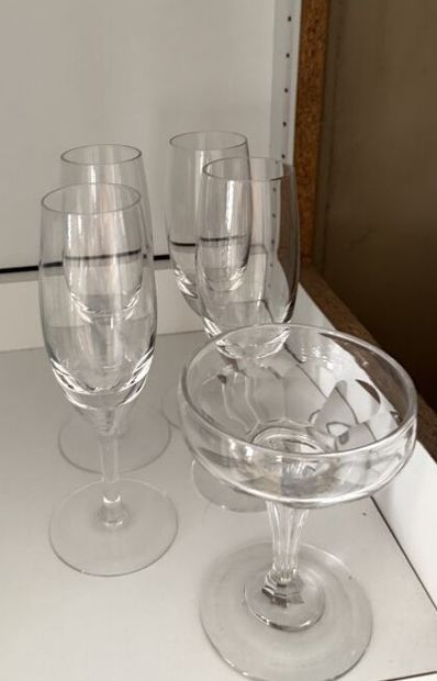 VERRES A CHAMPAGNE
Ensemble disparate comprenant...
