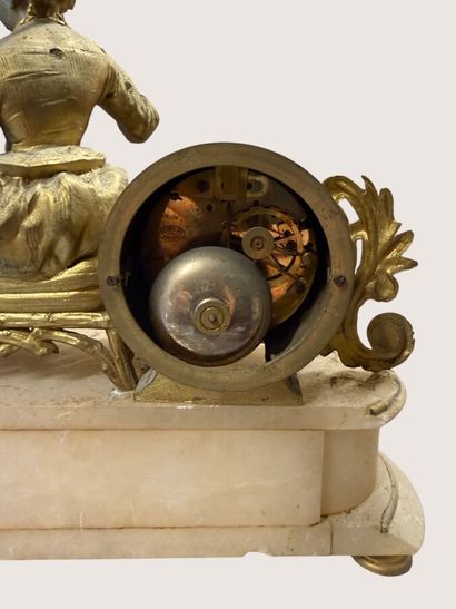 Pendule en bronze doré représentant une femme...