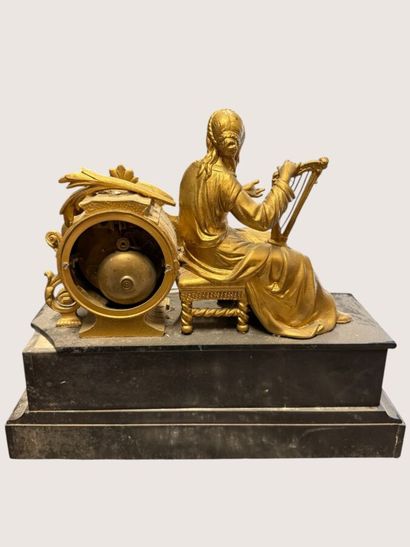 Pendule en métal doré à décor d'une femme...