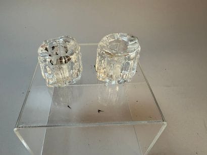 Une carafe en verre taillé à décor de godrons...