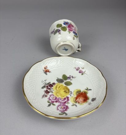 DANS LE GOUT DE SÈVRES
Tasse et soucoupe...