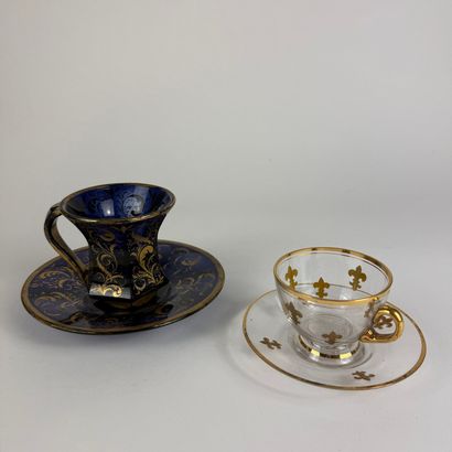 Tasse et sous tasse en verre teinté bleu...