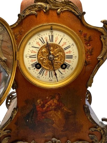Petite pendule en vernis martin à décor de...